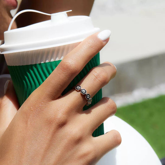 Hexa-Noire-Ring