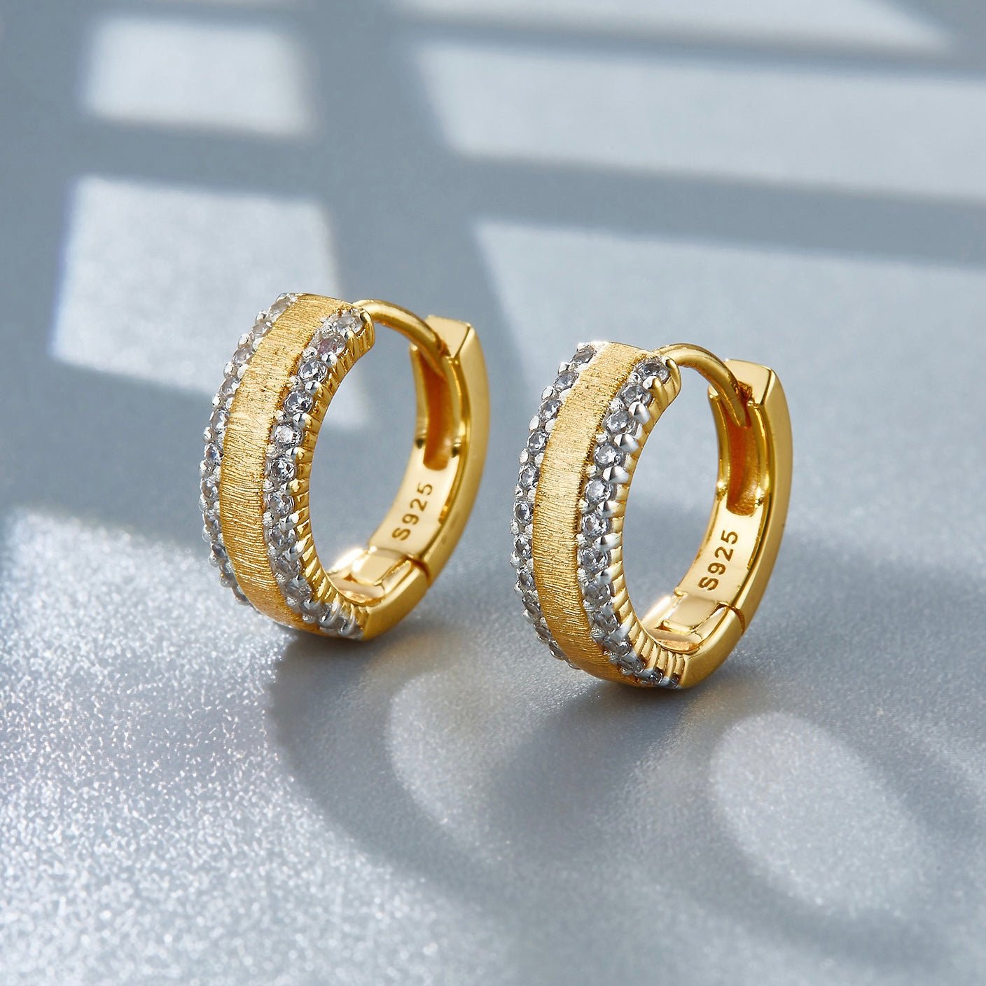 Orecchini a cerchio aderenti in oro con zirconi cubici Lumière | Awakened Time