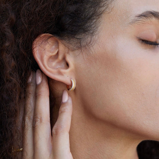 Orecchini a cerchio aderenti in oro con zirconi cubici Lumière | Awakened Time