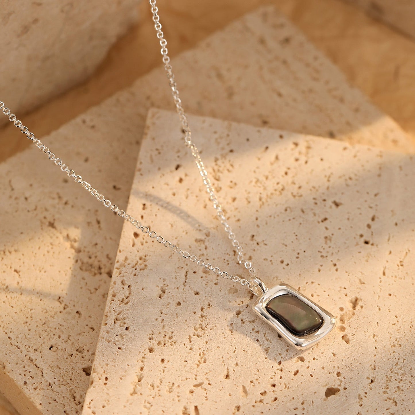 Collar Ashen Shell