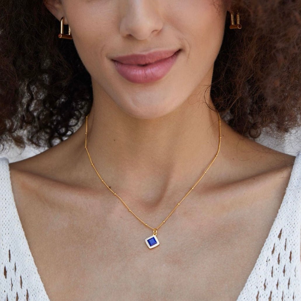 Portrait of a model wearing the Awakened Time Bleu Intuition gold vermeil lapis lazuli pendant.