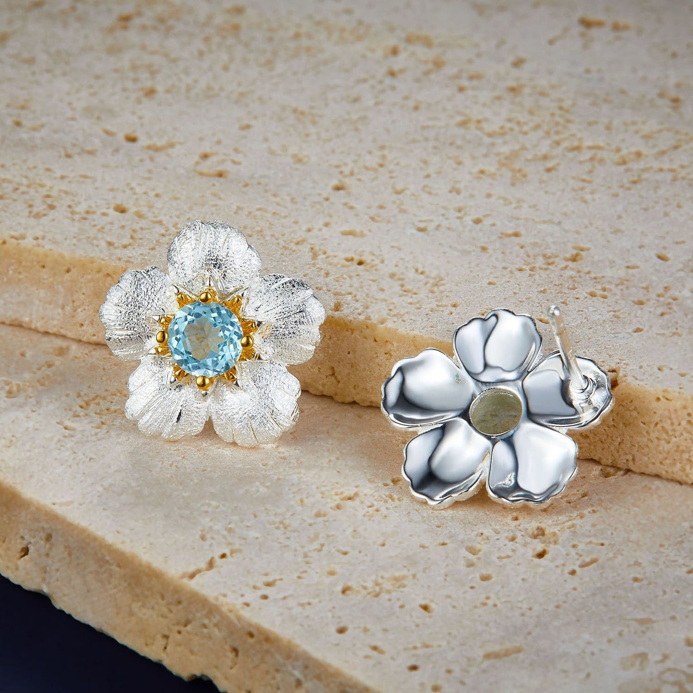 Front and back view of the Bleu de Jardin stud earring displaying the brushed silver floral front and smooth polished silver back.