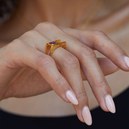 Side angle view showcasing the textured 18k gold vermeil band and emerald-cut natural amethyst of the Cadre de Violette ring.