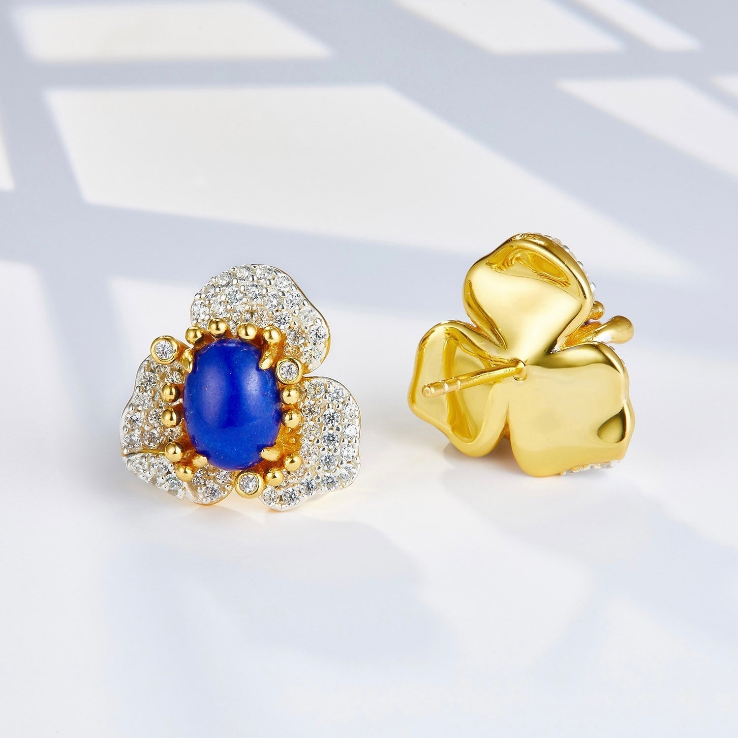 Front and back view of the Fleur d’Écume earring displaying the front pavé zirconia setting and the solid gold vermeil back.