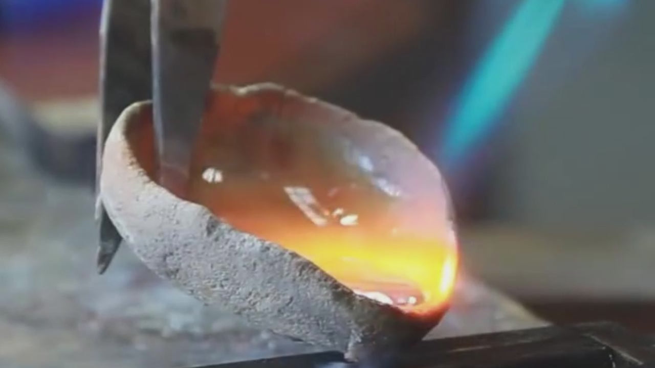Carica video: Awakened Time jewelry craftsmanship: behind-the-scenes video showing our expert artisan creating fine gold vermeil designs.