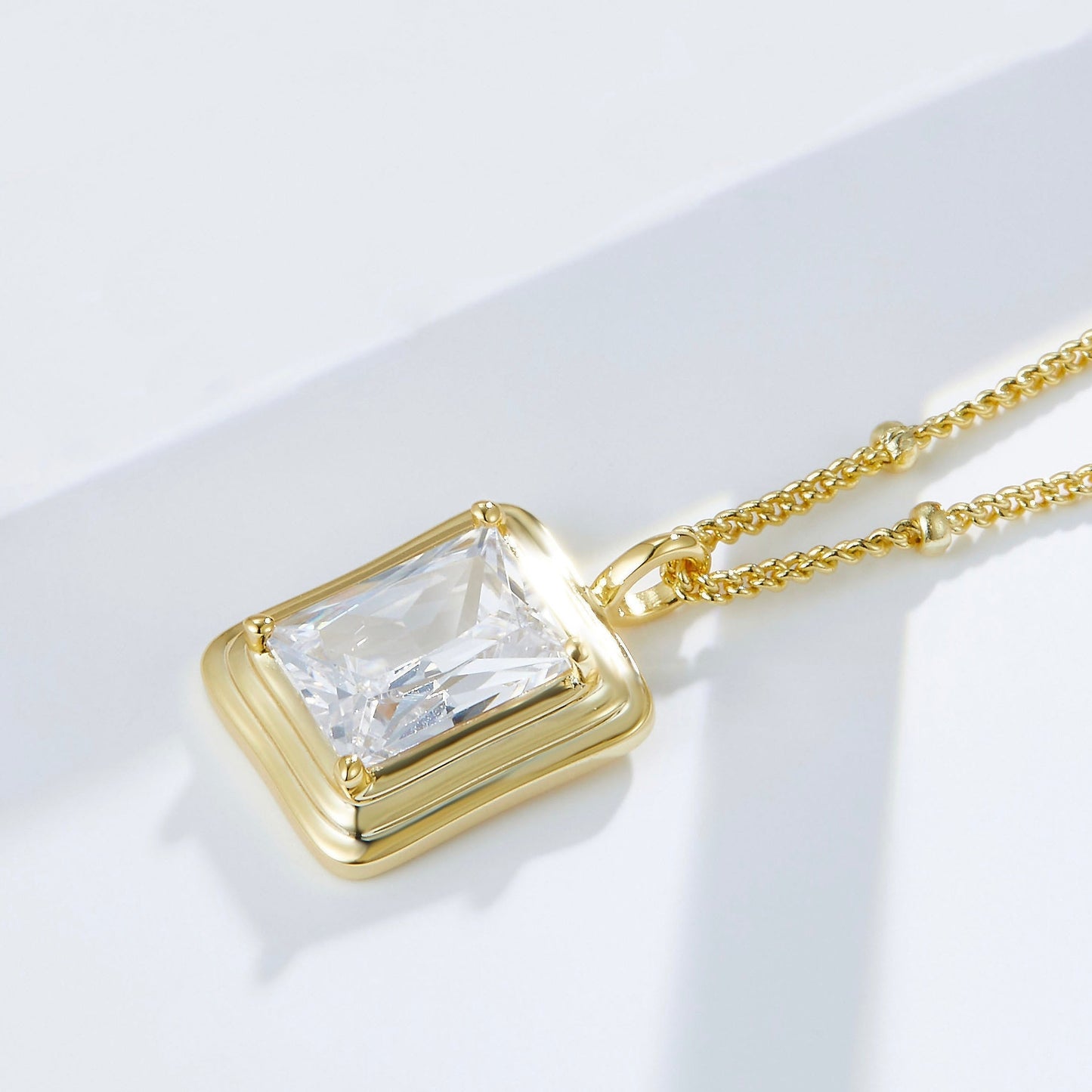 Lucent-Frame-Halskette